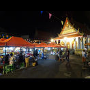 Auch das Tempelgelände wird für den Nachtmarkt genutzt